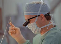 Fotografía de un cirujano en la sala de operaciones