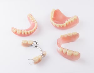 Un conjunto de dentaduras postizas completas con todos los dientes y tejidos, y un conjunto de dentaduras postizas parciales con algunos dientes y tejidos.